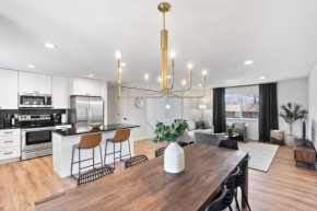Spacious and Cozy 5 Bed 3 Bath Vacation House W 2 King 3 Queen! Sleep 12! 15Min to Red Rocks